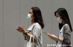 白色口罩易引发皮肤问题，导致鼻子和眼周长黑痣和雀斑(需防晒)